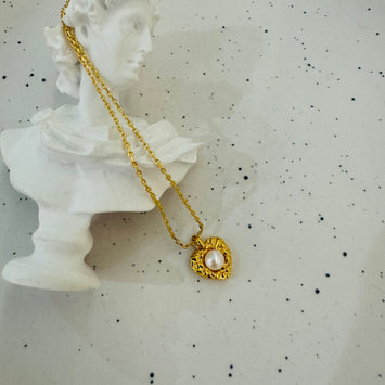 Heart pearl necklace
