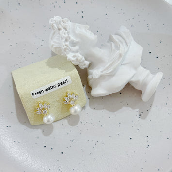 Crown pearl earrings