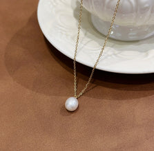 Dangling single fresh water pearl necklace