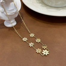 Simple flowers necklace