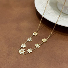 Simple flowers necklace