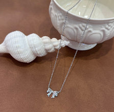 Single bow necklace
