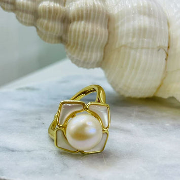 Square shell with pearl ring